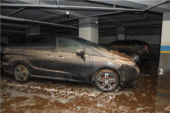 长沙暴雨地下车库被淹 车主弃车逃命